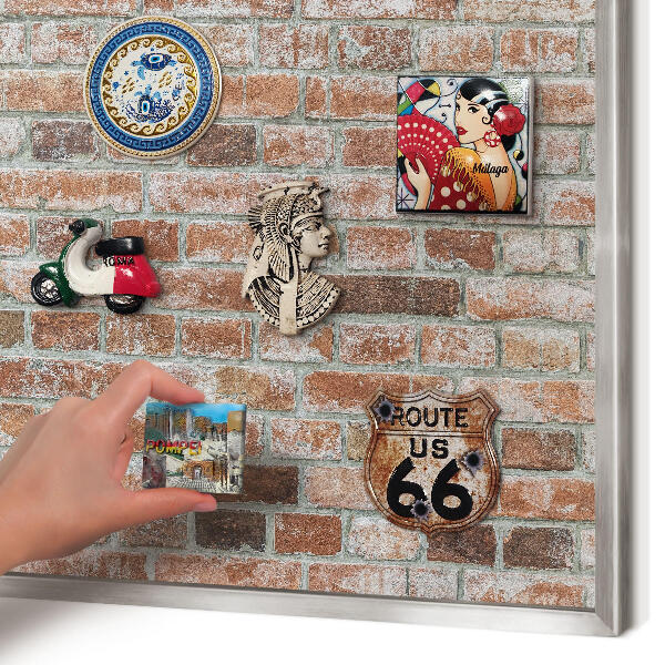 Magneetbord voor souvenir magneten met zilveren lijst Bakstenen muur