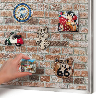 Magneetbord voor souvenir magneten met zilveren lijst Bakstenen muur