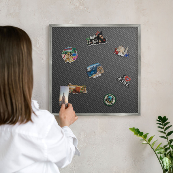 Decoratief metalen magneetbord in een zilveren lijst Geometrische textuur