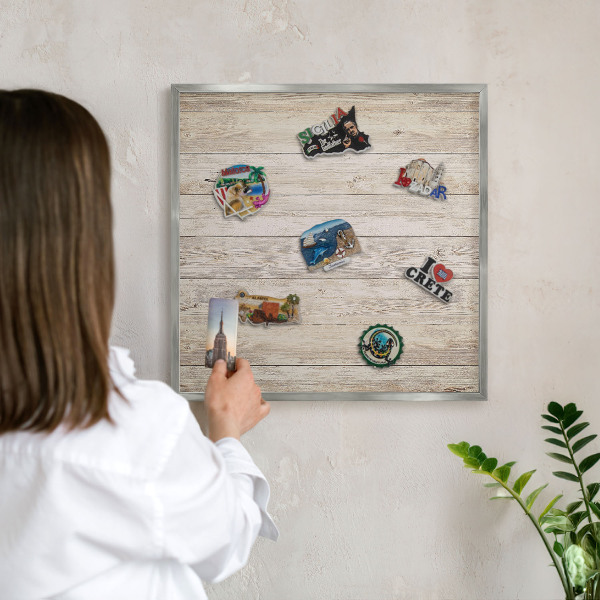Decoratief metalen magneetbord in een zilveren lijst Houtstructuur