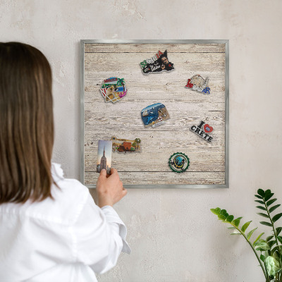 Decoratief metalen magneetbord in een zilveren lijst Houtstructuur
