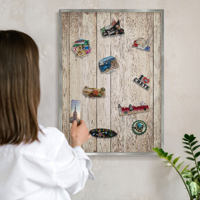 Decoratief metalen magneetbord in een zilveren lijst Houtstructuur