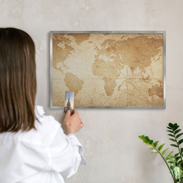 Decoratief metalen magneetbord in een zilveren lijst Oude kaart