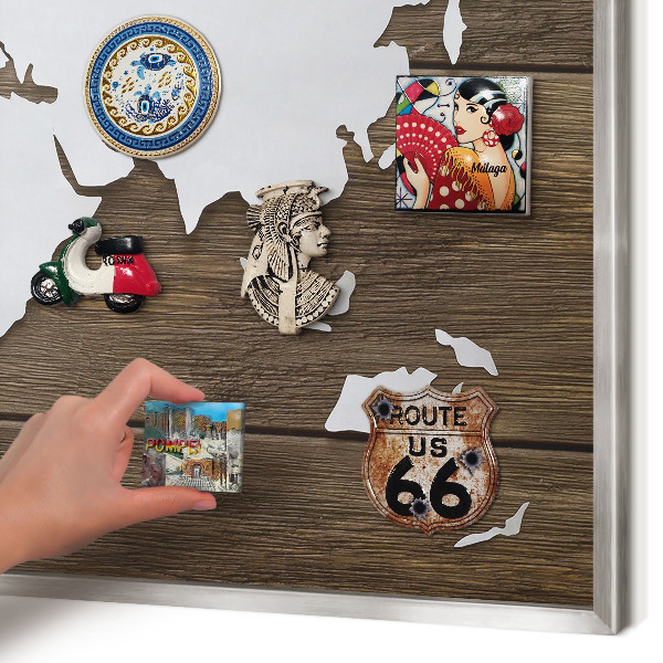 Decoratief metalen magneetbord in een zilveren lijst Houten kaart