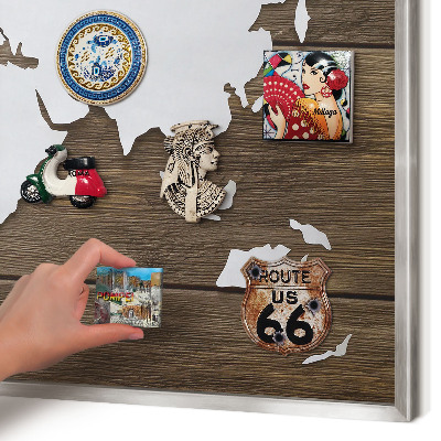 Decoratief metalen magneetbord in een zilveren lijst Houten kaart
