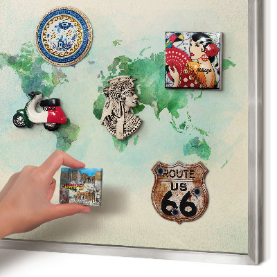 Magneetbord voor souvenir magneten met zilveren lijst Wereldkaart