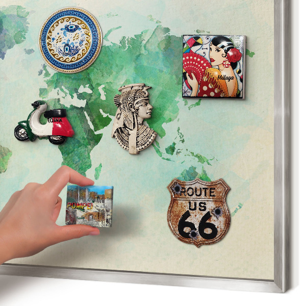 Magneetbord voor souvenir magneten met zilveren lijst Wereldkaart