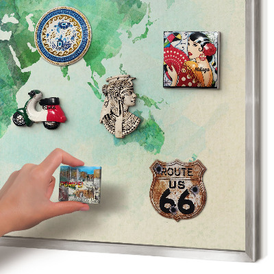 Magneetbord voor souvenir magneten met zilveren lijst Wereldkaart