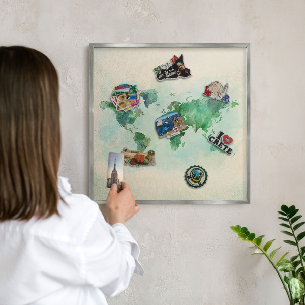 Magneetbord voor souvenir magneten met zilveren lijst Wereldkaart