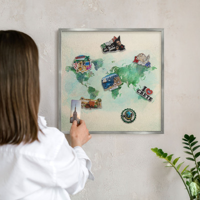 Magneetbord voor souvenir magneten met zilveren lijst Wereldkaart