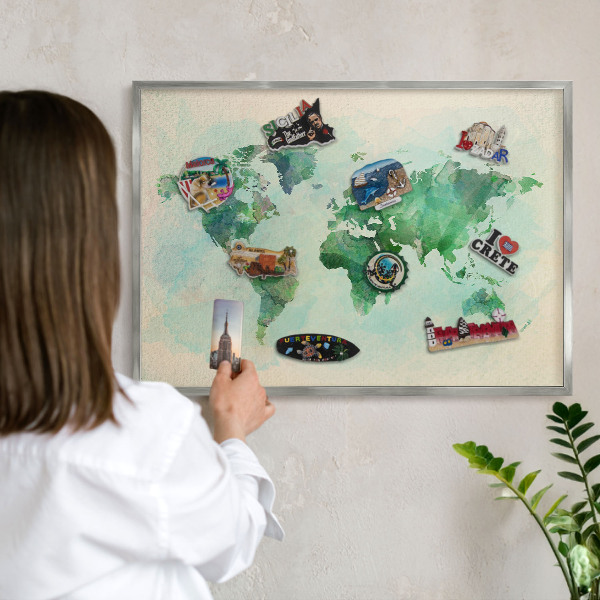Magneetbord voor souvenir magneten met zilveren lijst Wereldkaart