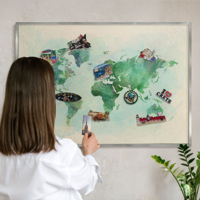 Magneetbord voor souvenir magneten met zilveren lijst Wereldkaart