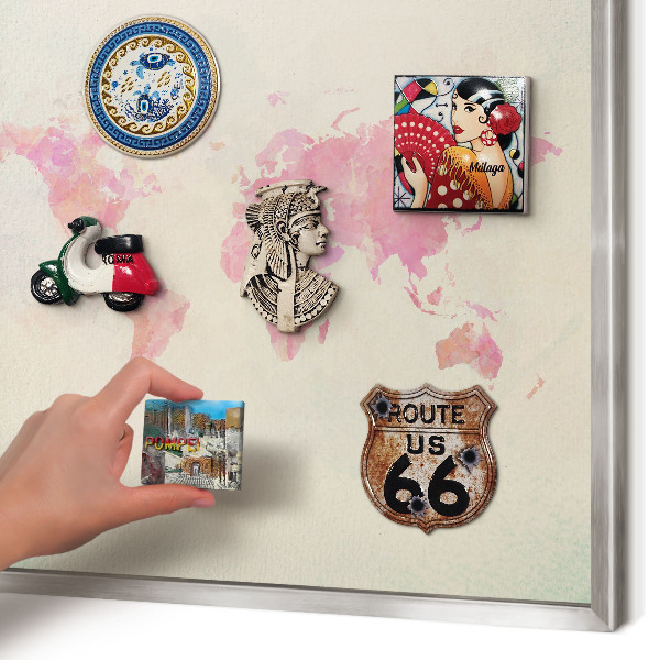 Decoratief metalen magneetbord in een zilveren lijst Wereldkaart