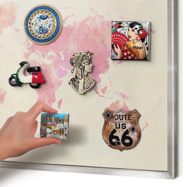 Decoratief metalen magneetbord in een zilveren lijst Wereldkaart