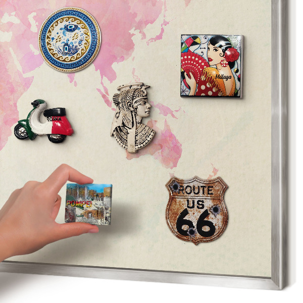Decoratief metalen magneetbord in een zilveren lijst Wereldkaart