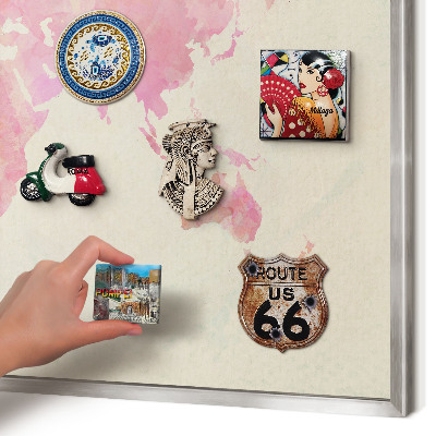 Decoratief metalen magneetbord in een zilveren lijst Wereldkaart