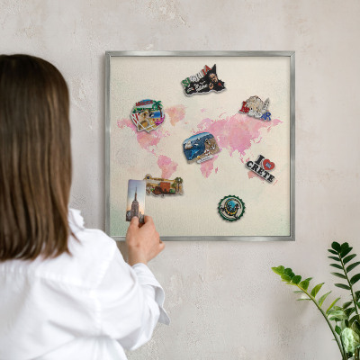 Decoratief metalen magneetbord in een zilveren lijst Wereldkaart
