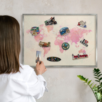 Decoratief metalen magneetbord in een zilveren lijst Wereldkaart