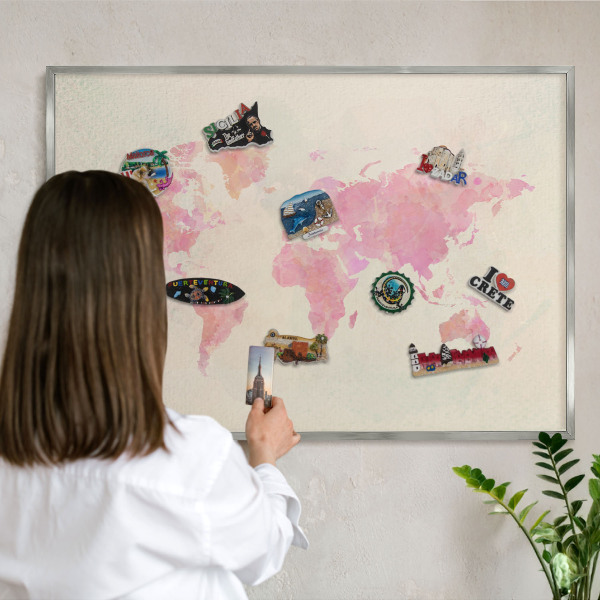 Decoratief metalen magneetbord in een zilveren lijst Wereldkaart