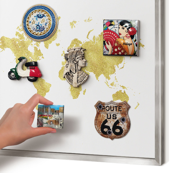 Magneetbord voor souvenir magneten met zilveren lijst Wereldkaart