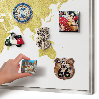 Magneetbord voor souvenir magneten met zilveren lijst Wereldkaart