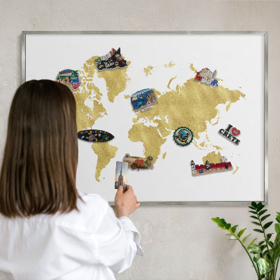 Magneetbord voor souvenir magneten met zilveren lijst Wereldkaart