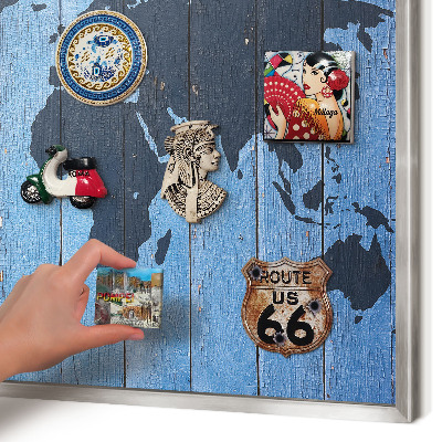 Decoratief metalen magneetbord in een zilveren lijst Wereldkaart