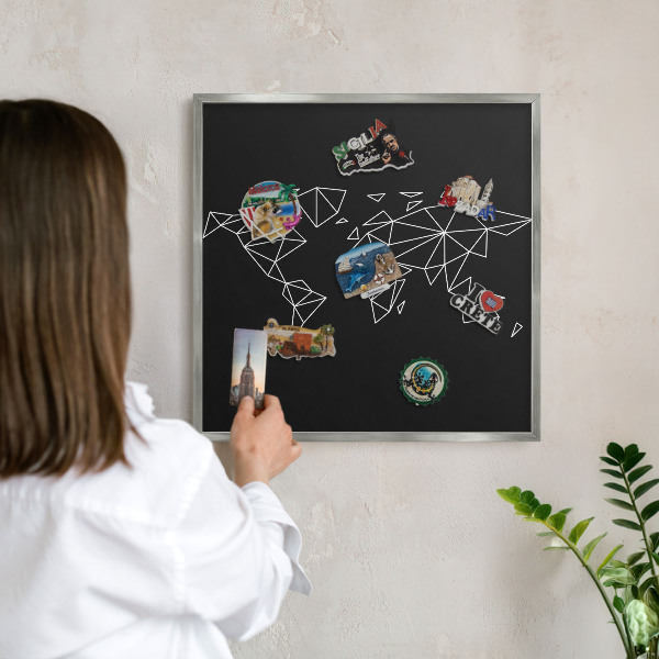 Decoratief metalen magneetbord in een zilveren lijst Wereldkaart