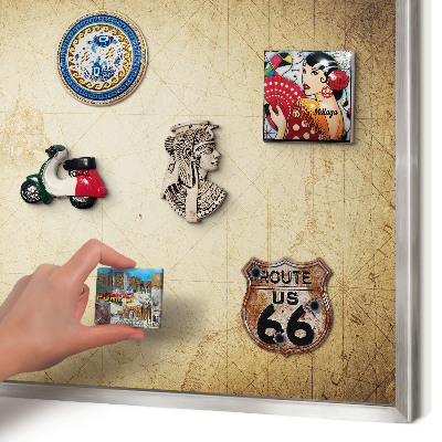 Decoratief metalen magneetbord in een zilveren lijst Oude kaart
