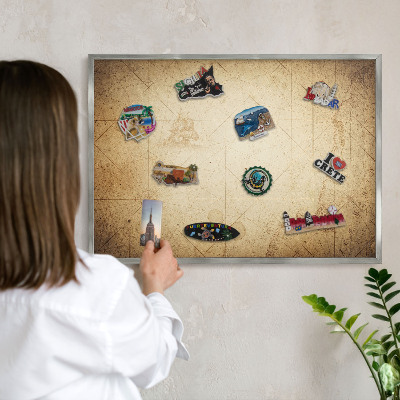 Decoratief metalen magneetbord in een zilveren lijst Oude kaart