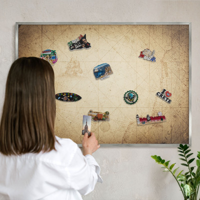 Decoratief metalen magneetbord in een zilveren lijst Oude kaart