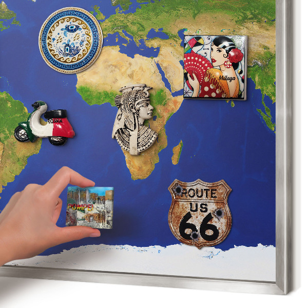 Magneetbord voor souvenir magneten met zilveren lijst De wereld in kaart brengen
