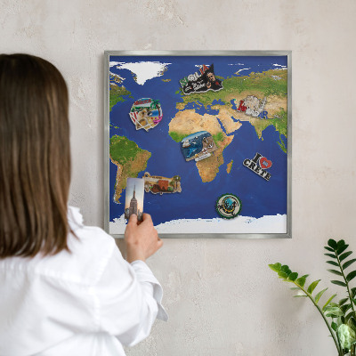 Magneetbord voor souvenir magneten met zilveren lijst De wereld in kaart brengen