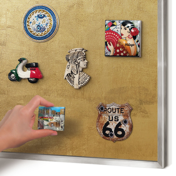 Magneetbord voor souvenir magneten met zilveren lijst Gele textuur