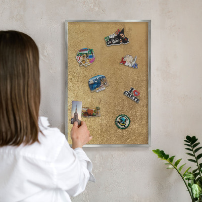 Magneetbord voor souvenir magneten met zilveren lijst Gele textuur