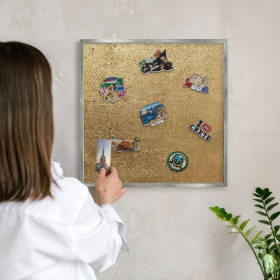 Magneetbord voor souvenir magneten met zilveren lijst Gele textuur