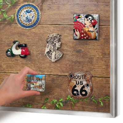 Magneetbord voor souvenir magneten met zilveren lijst Hout natuur