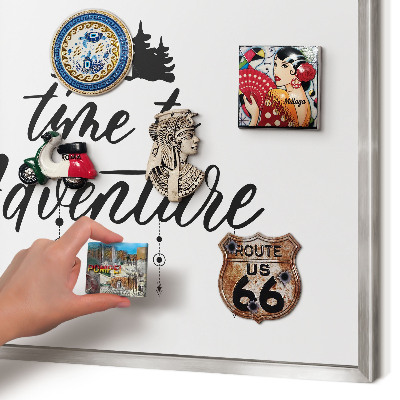 Decoratief metalen magneetbord in een zilveren lijst Avontuur wacht.