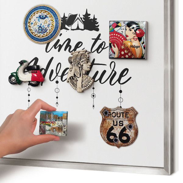 Decoratief metalen magneetbord in een zilveren lijst Avontuur wacht.