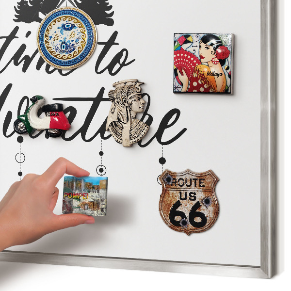 Decoratief metalen magneetbord in een zilveren lijst Avontuur wacht.