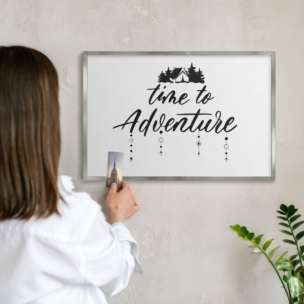 Decoratief metalen magneetbord in een zilveren lijst Avontuur wacht.