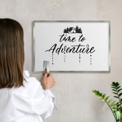 Decoratief metalen magneetbord in een zilveren lijst Avontuur wacht.
