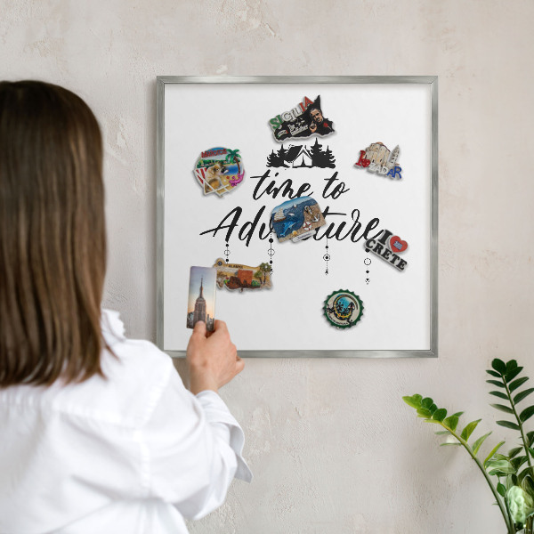 Decoratief metalen magneetbord in een zilveren lijst Avontuur wacht.