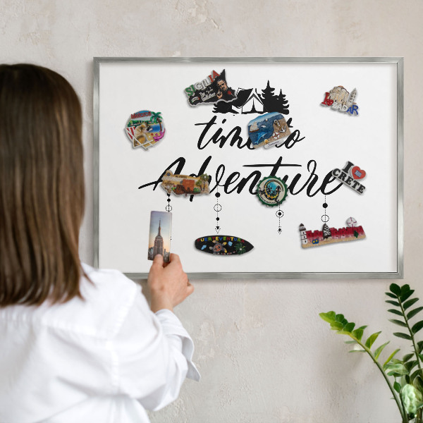Decoratief metalen magneetbord in een zilveren lijst Avontuur wacht.