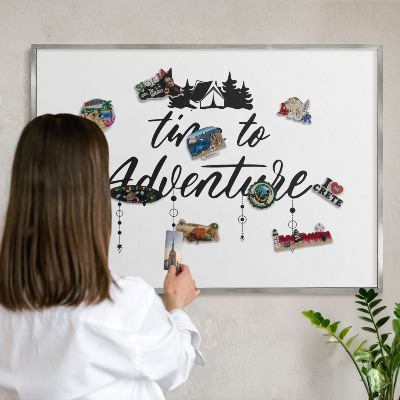 Decoratief metalen magneetbord in een zilveren lijst Avontuur wacht.