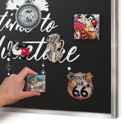 Magneetbord voor souvenir magneten met zilveren lijst Avontuur wacht.