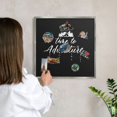 Magneetbord voor souvenir magneten met zilveren lijst Avontuur wacht.