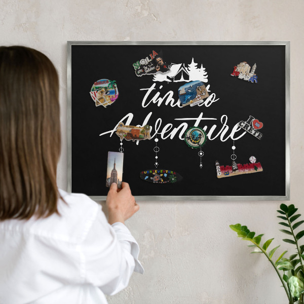 Magneetbord voor souvenir magneten met zilveren lijst Avontuur wacht.