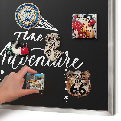 Magneetbord voor souvenir magneten met zilveren lijst Avontuur wacht.