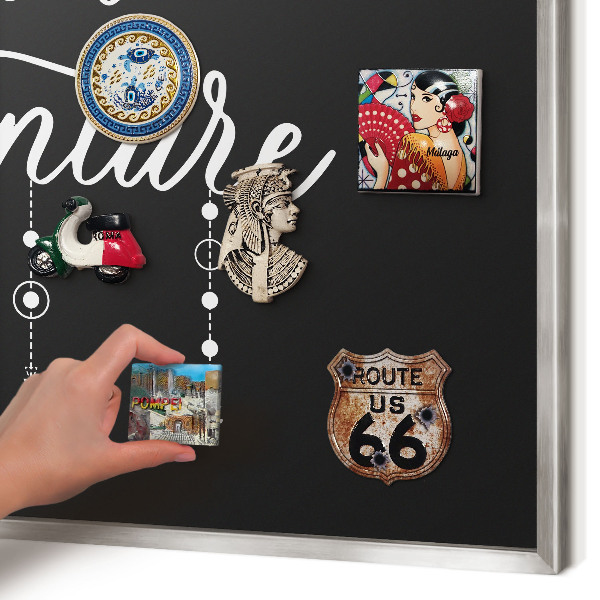 Magneetbord voor souvenir magneten met zilveren lijst Avontuur wacht.